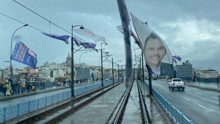 Murat Kurum afişi tellere dolandı, tramvay Galata’yı aşamadı