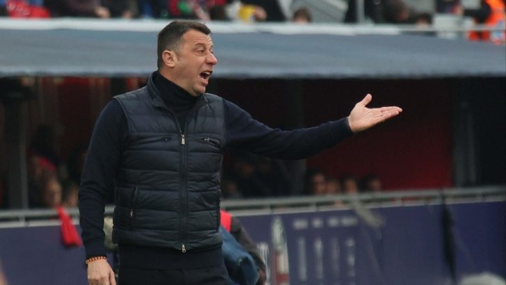 Rakip futbolcuya attığı kafanın faturası kesildi