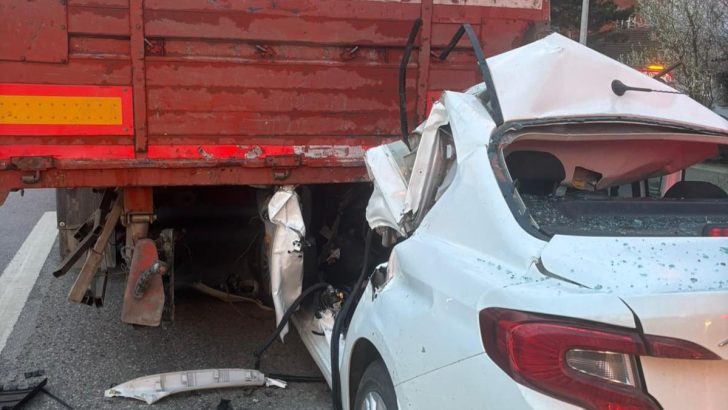 TIR’a çarpan araç bu hale geldi