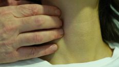 Boynunuzdaki şişliği göz ardı etmeyin! Profesör uyardı: ‘Ciddi bir hastalığın habercisi olabilir’