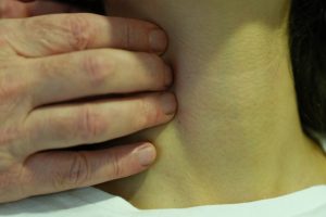 Boynunuzdaki şişliği göz ardı etmeyin! Profesör uyardı: ‘Ciddi bir hastalığın habercisi olabilir’