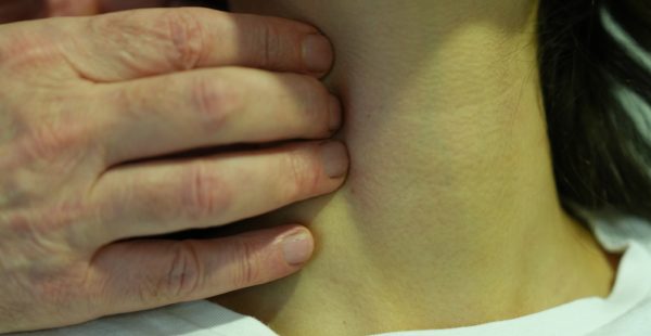 Boynunuzdaki şişliği göz ardı etmeyin! Profesör uyardı: ‘Ciddi bir hastalığın habercisi olabilir’