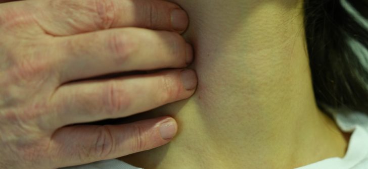 Boynunuzdaki şişliği göz ardı etmeyin! Profesör uyardı: ‘Ciddi bir hastalığın habercisi olabilir’