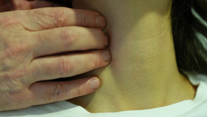Boynunuzdaki şişliği göz ardı etmeyin! Profesör uyardı: ‘Ciddi bir hastalığın habercisi olabilir’