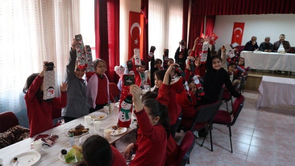 Adana’da minik yüreklerden büyük dayanışma