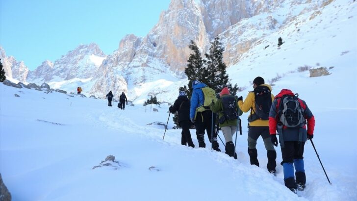 Aladağlar’ın karla kaplı eteklerinde doğa sporcuları sınırları zorluyor