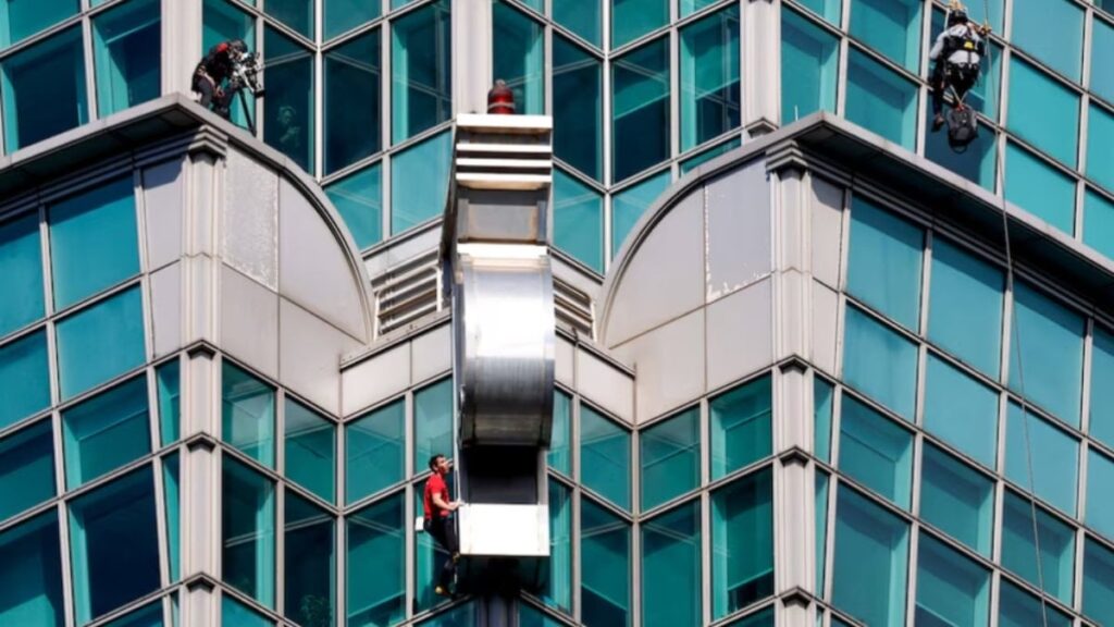 Alex Honnold, “Taipei 101” gökdeleninin tepesine ipsiz çıktı