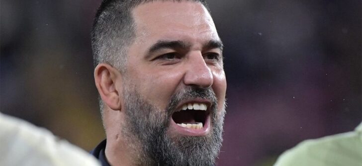 Arda Turan yeni doğan yeğenine büyük jest! Yarım kilo altın taktı