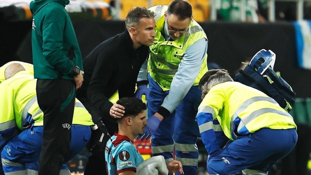 Avrupa gecesi kabusa döndü: Robin Van Persie oğlunu endişeli gözlerle izledi