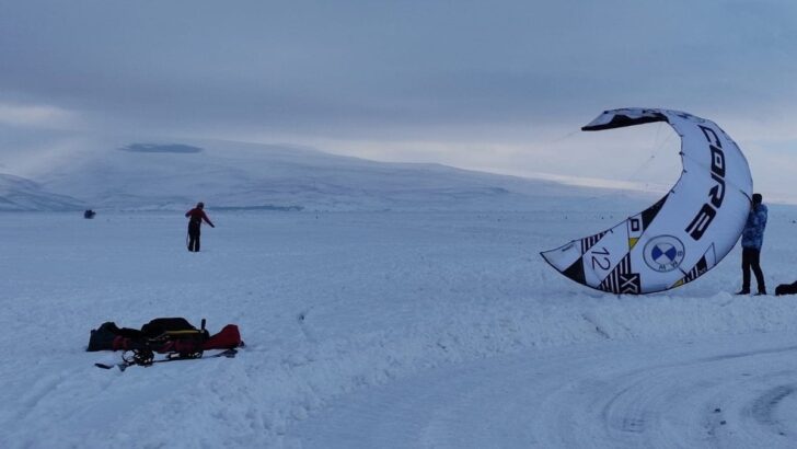 Donmuş Çıldır Gölü’nde gökyüzüyle buluşma: Paraşütle nefes kesen uçuş