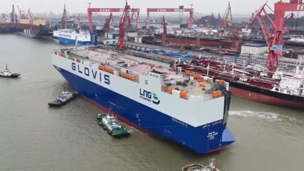 Dünyanın en büyük otomobil taşıyan gemisi denize indirildi