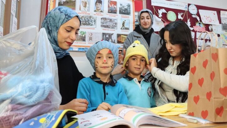 Erzincan’da üniversiteli gönüllülerden köy çocuklarına sıcak dokunuş