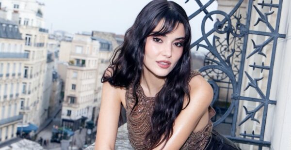 Hande Erçel, Paris Moda Haftası’nda! Çizmeleri gündem oldu