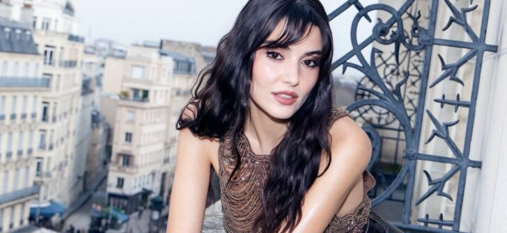 Hande Erçel, Paris Moda Haftası’nda! Çizmeleri gündem oldu