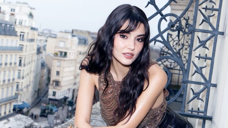 Hande Erçel, Paris Moda Haftası’nda! Çizmeleri gündem oldu