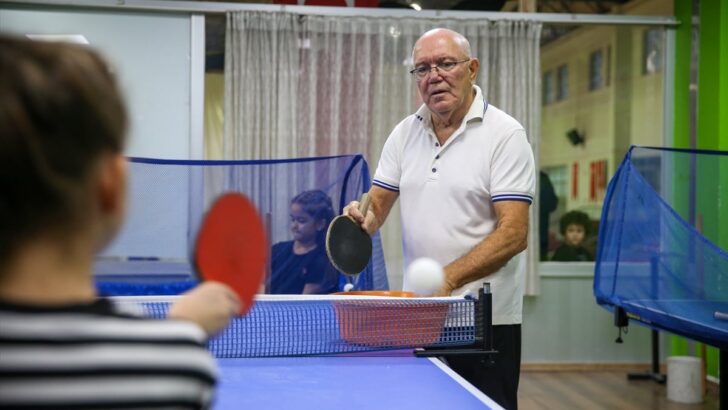Hatay’da 50 yıllık raketi çocuklar için sallıyor