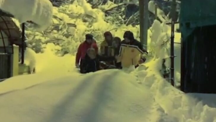 Karabük’te 80 santimetrelik karda zamanla yarış