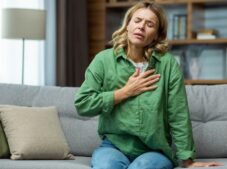 Nedeni bulunamayan göğüs sıkışmaları panik atakla ilişkili olabilir