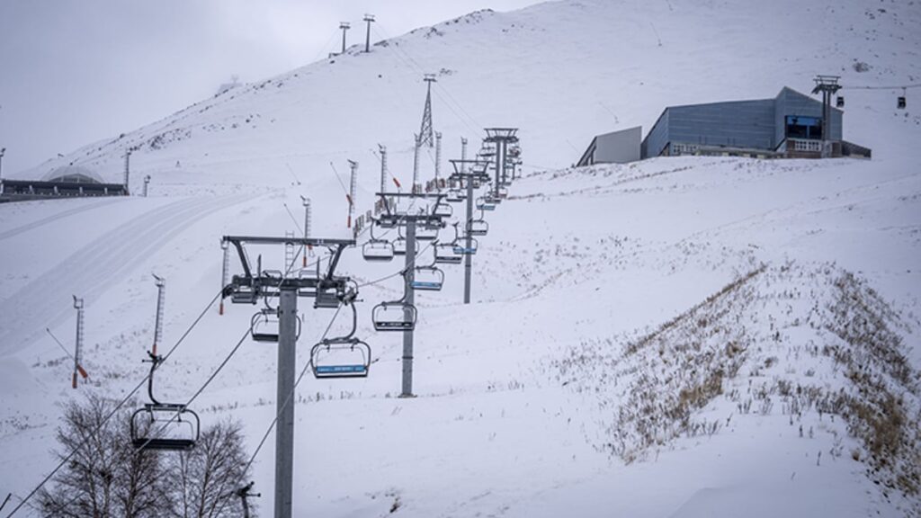 Palandöken sezonu açıyor: Biriktirilen karlar ve suni karlama ile pistler hazır