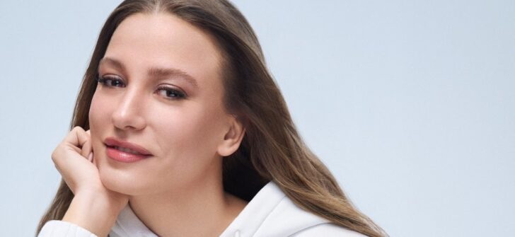 Serenay Sarıkaya’dan Eyfel Kulesi’ne öpücük