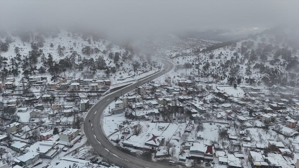 Sertavul Yaylası karla beyaza büründü
