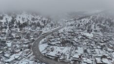 Sertavul Yaylası karla beyaza büründü