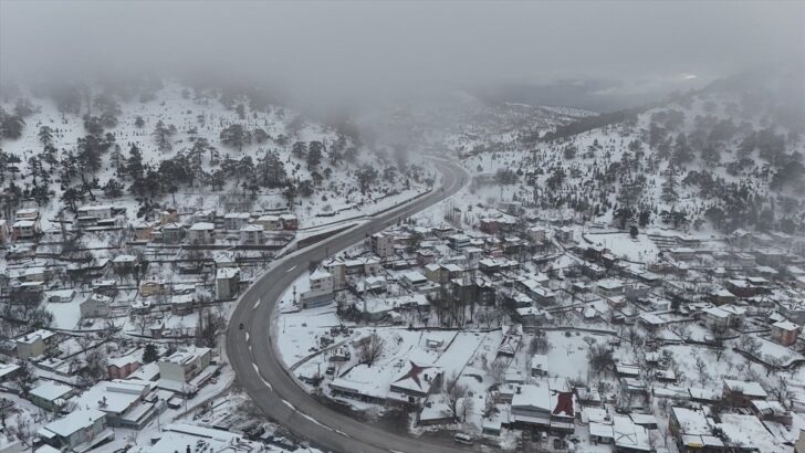 Sertavul Yaylası karla beyaza büründü