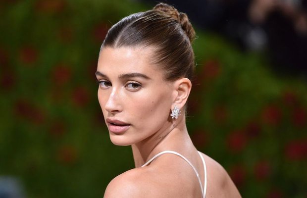 Sessiz lüks yüzünüze yansısın: Old money kombinler için makyaj stili