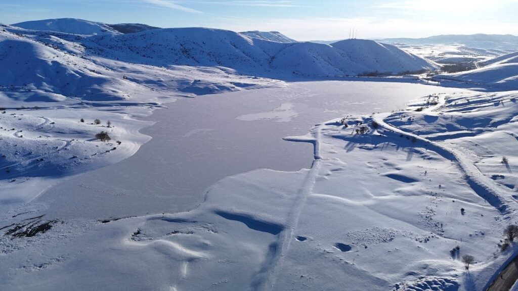 Sivas’ta dondurucu soğuklar: Yıldız Göleti buz tuttu