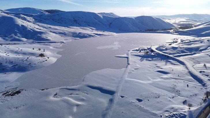 Sivas’ta dondurucu soğuklar: Yıldız Göleti buz tuttu