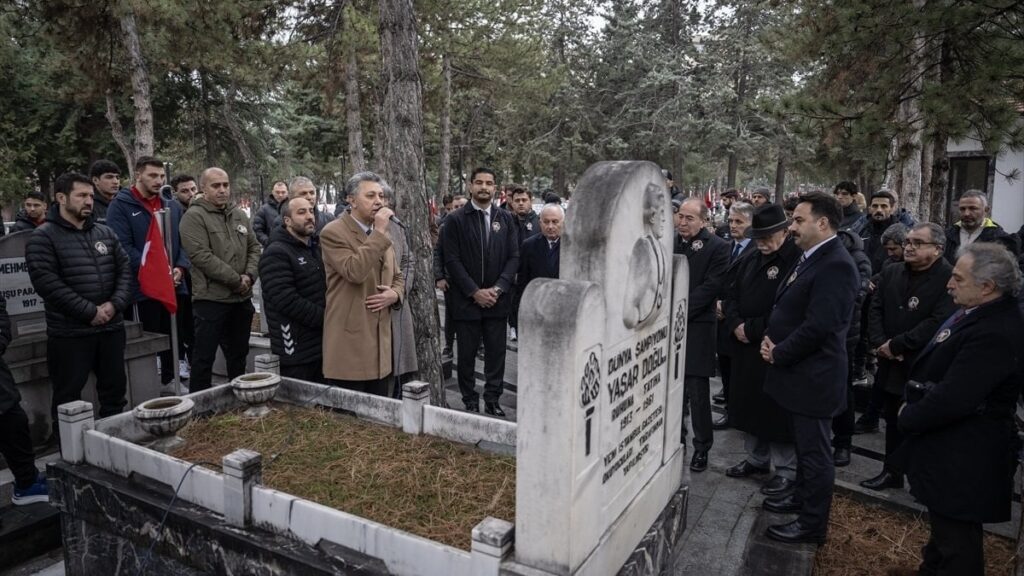 Yaşar Doğu, mezarı başında anıldı