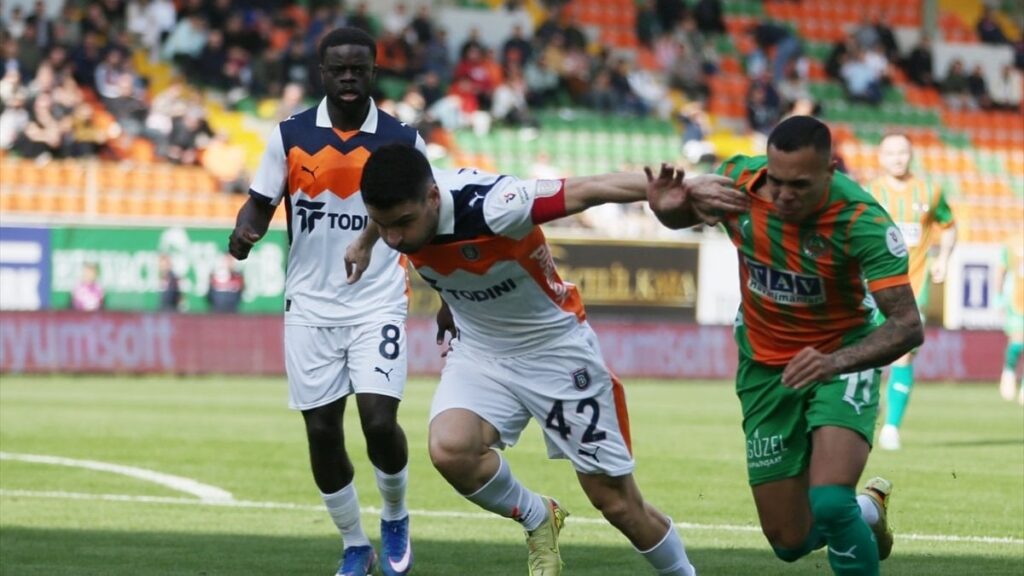 Başakşehir, Alanyaspor’u iki golle geçti