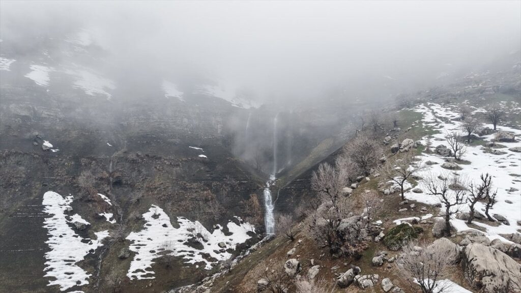 Hakkari’de karların çözülmesiyle şelaleler yeniden hayat buldu