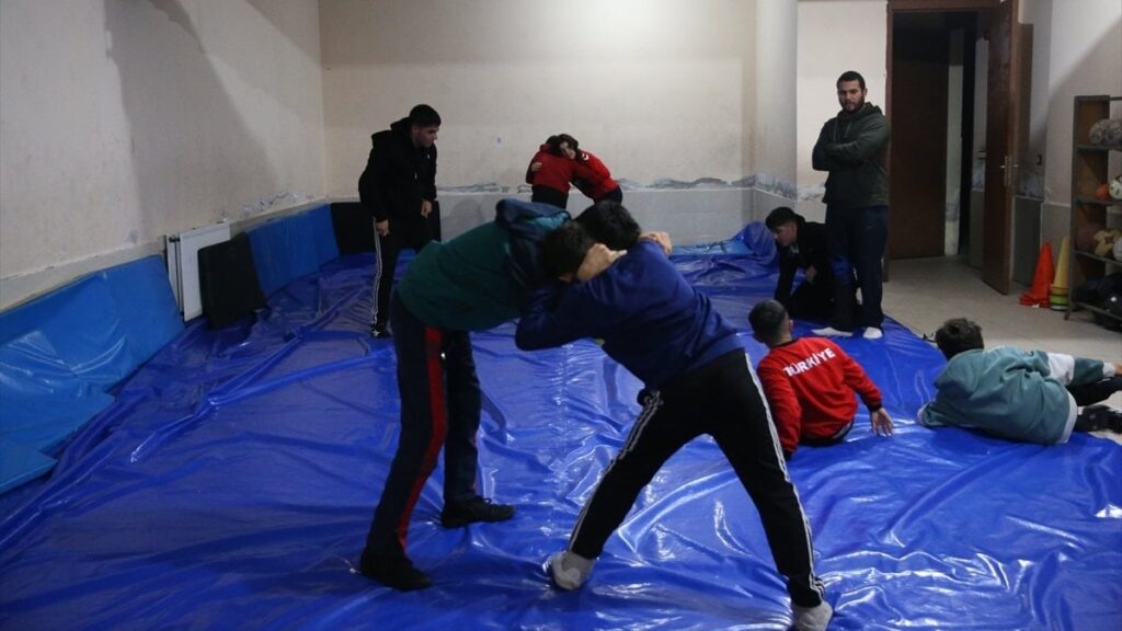 Hatay’da gençler, güreşle yeniden ayağa kalkıyor