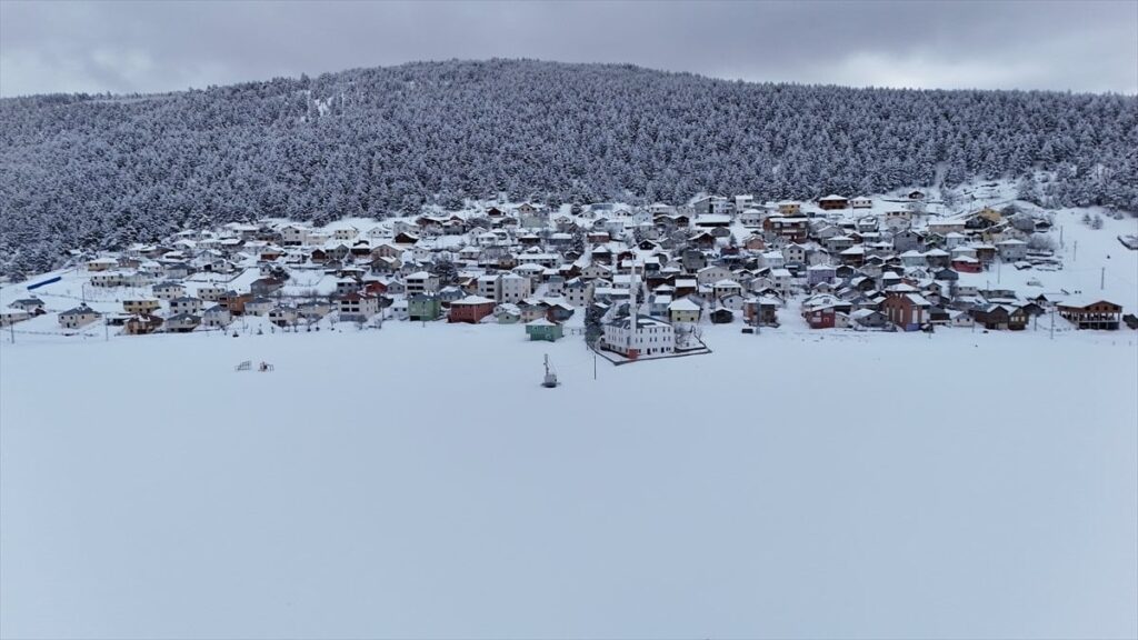 Keyfalan Yaylası beyaza büründü: Kış manzarası havadan görüntülendi