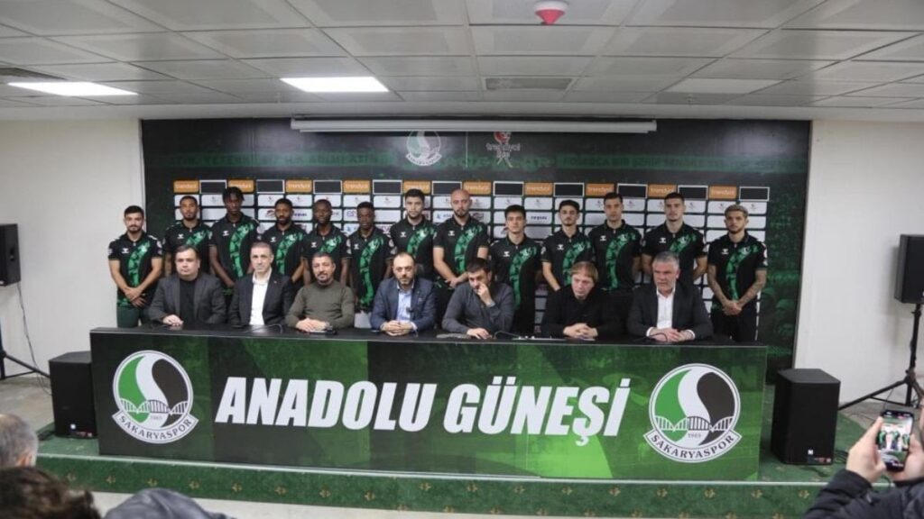 Sakaryaspor, transferin son gününde 13 oyuncu transfer etti
