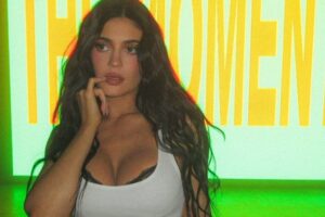 Şaşırtmaya devam ediyor! Kylie Jenner’ın nar taneli bikinisi