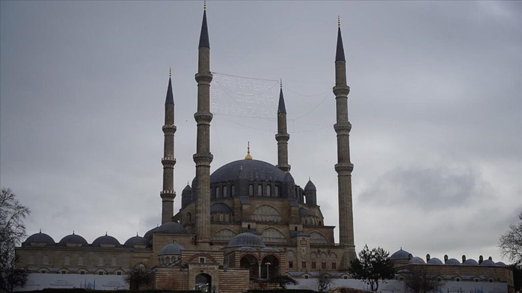 Selimiye Camii’nde Ramazan Hazırlığı: Minareler mahyayla aydınlandı