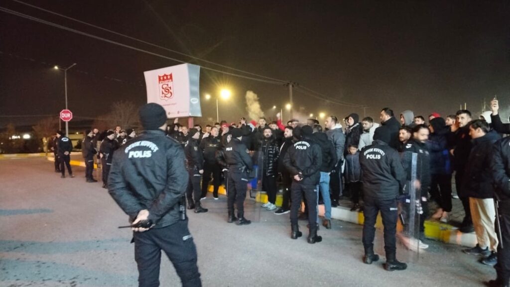 Sivasspor taraftarından tesislerde protesto!