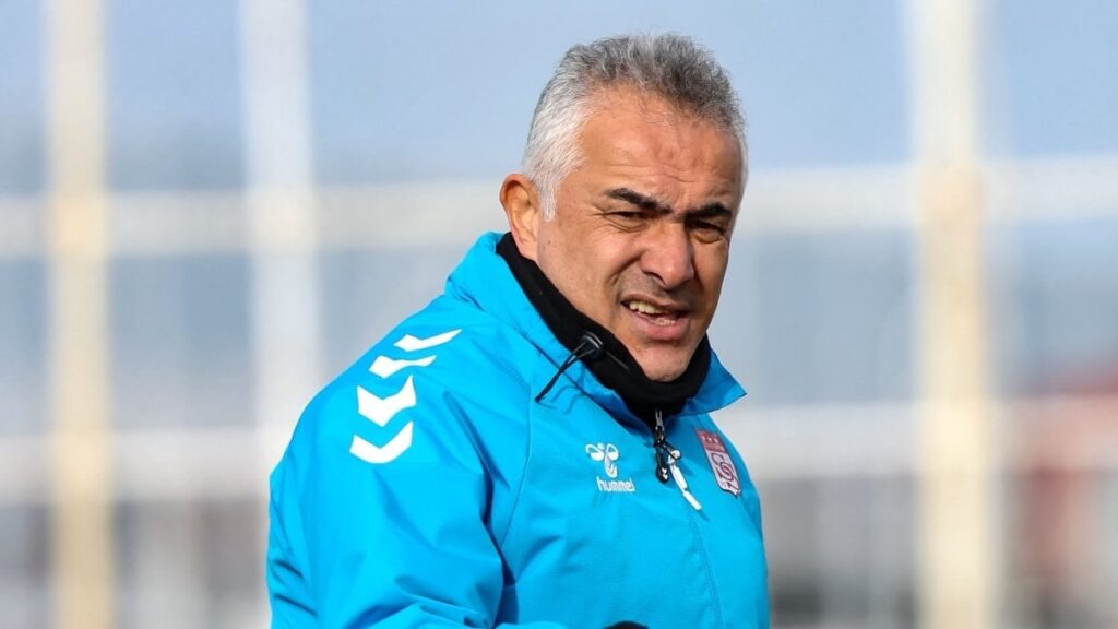 Sivasspor’da Mehmet Altıparmak’la yollar ayrıldı